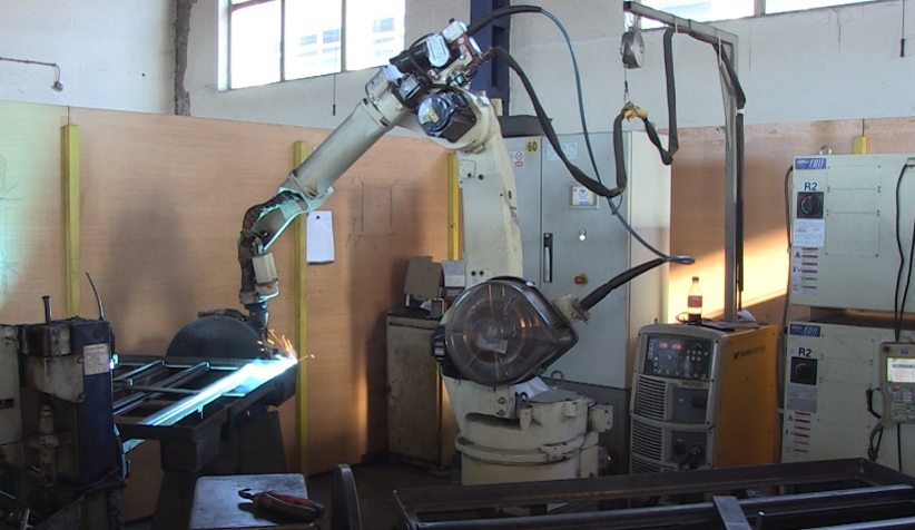 Automatic welding with robot.